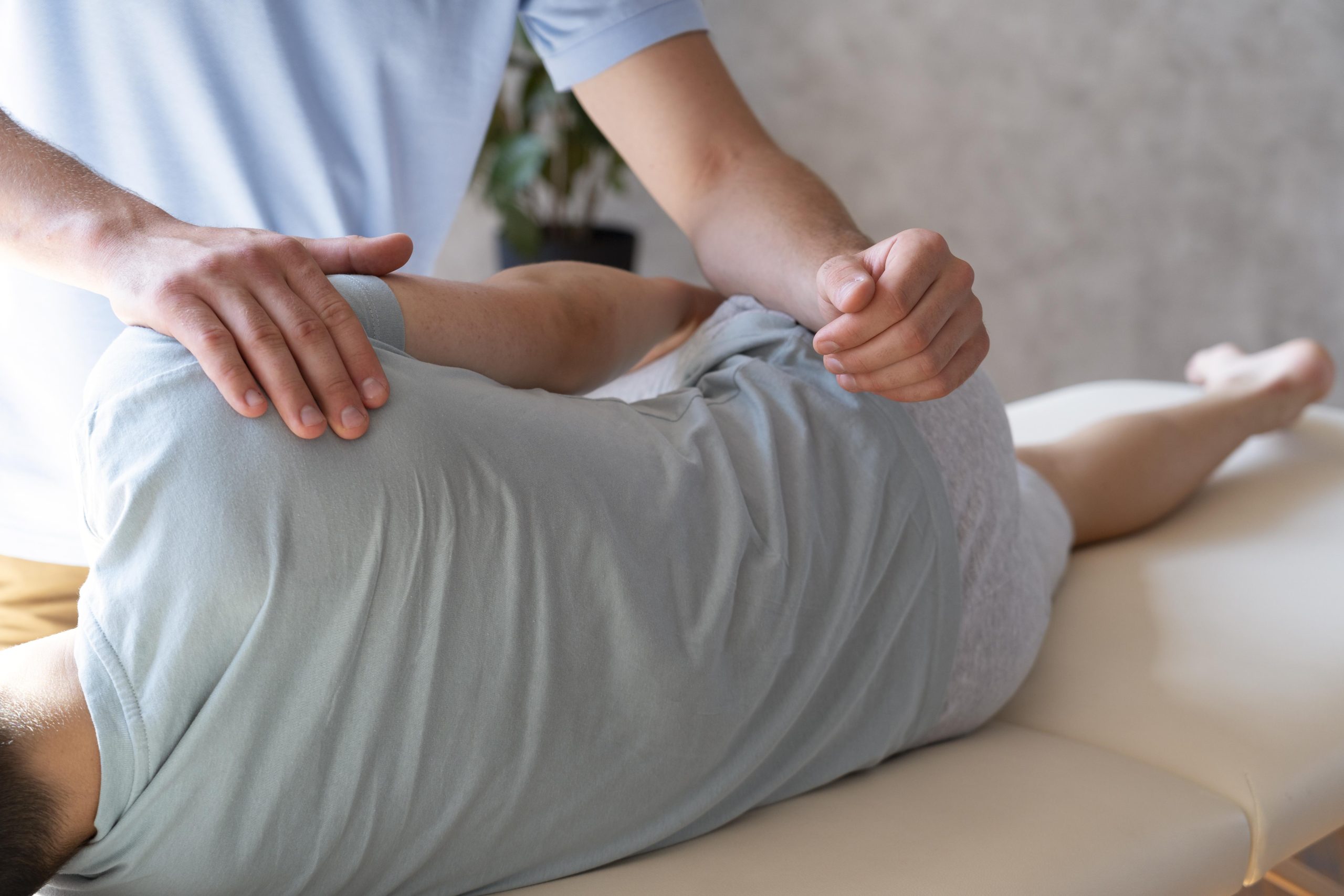Foto representando a escolha entre fisioterapia e cirurgia para tratar dores na coluna